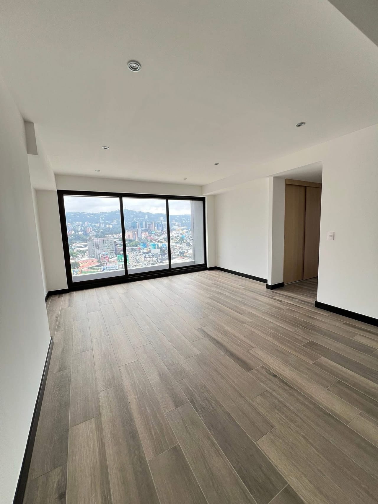 Terraza Diez / Apartamento en Renta de 2 Habitaciones โ Apartamento en Alquiler en Zona 10, Guatemala, Ciudad โ foto 3 de 9