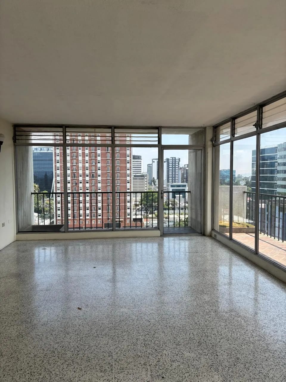 Apartamento en Zona 10 — Apartamento en Alquiler en Zona 10, Guatemala, Ciudad — foto 1 de 10