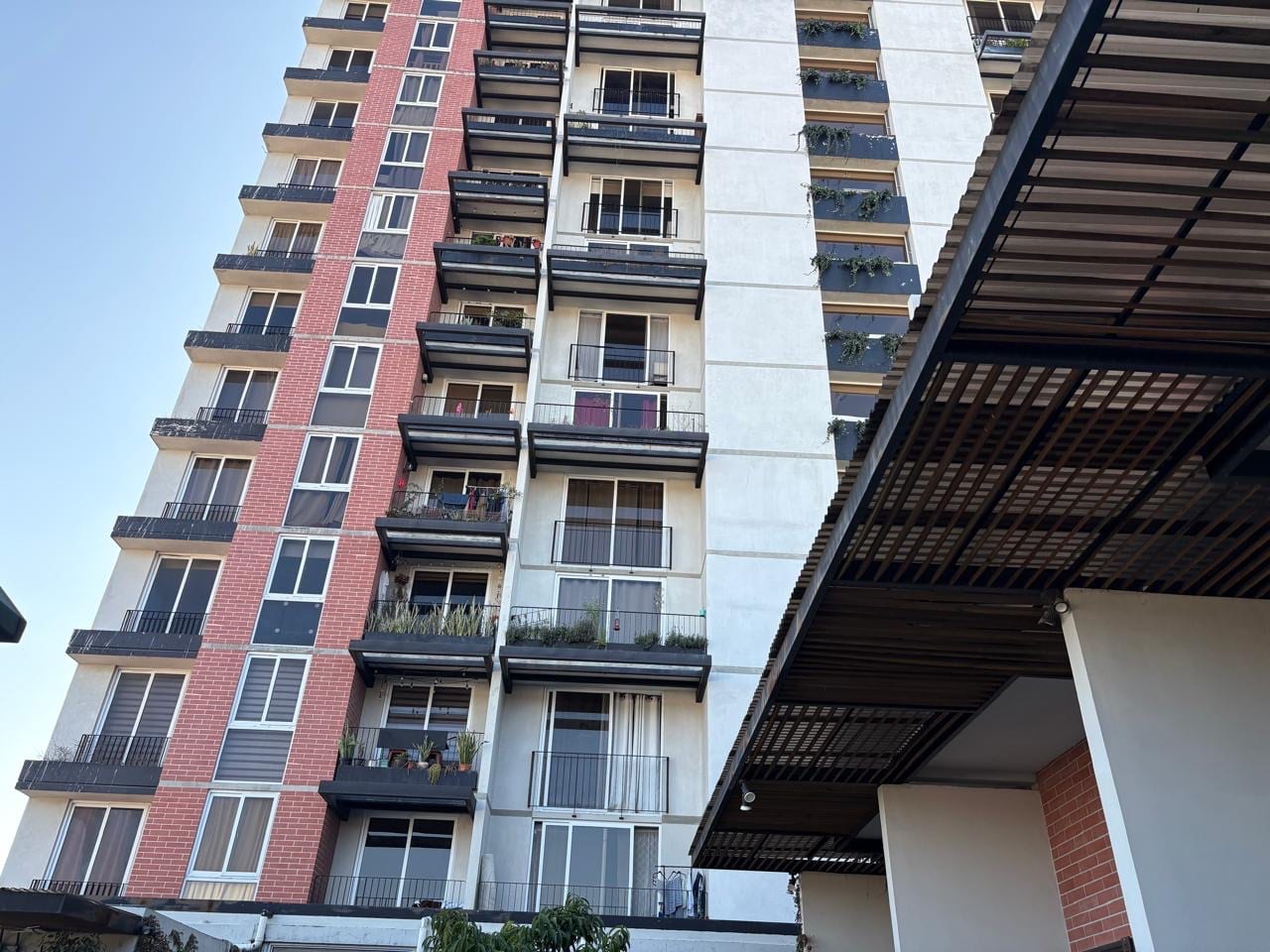 APARTAMENTO EN VENTA EDIFICIO ROQUE ZONA 2 EN PRIMER NIVEL SUPER ACCESIBLE — Apartamento en Venta en Edificio Roque, Zona 2, Guatemala, Ciudad — foto 1 de 15