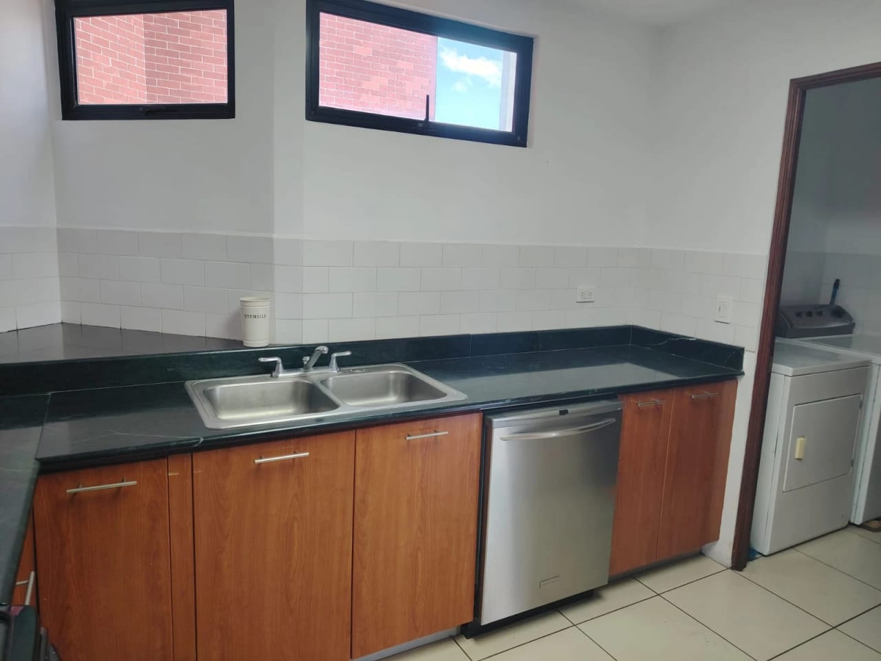 Apartamento en renta semiamueblado en zona 14 — Apartamento en Alquiler en Real de Las Américas, Zona 14, Guatemala, Ciudad — foto 4 de 8
