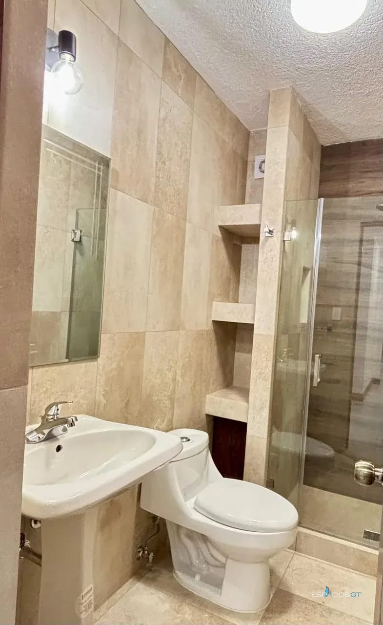Apartamento en Renta – Primer Nivel Remodelado | Zona 10 📍 Excelente ubicación frente a Oakland Place, Zona 10 — Apartamento en Alquiler en Zona 10, Guatemala, Ciudad — foto 3 de 7
