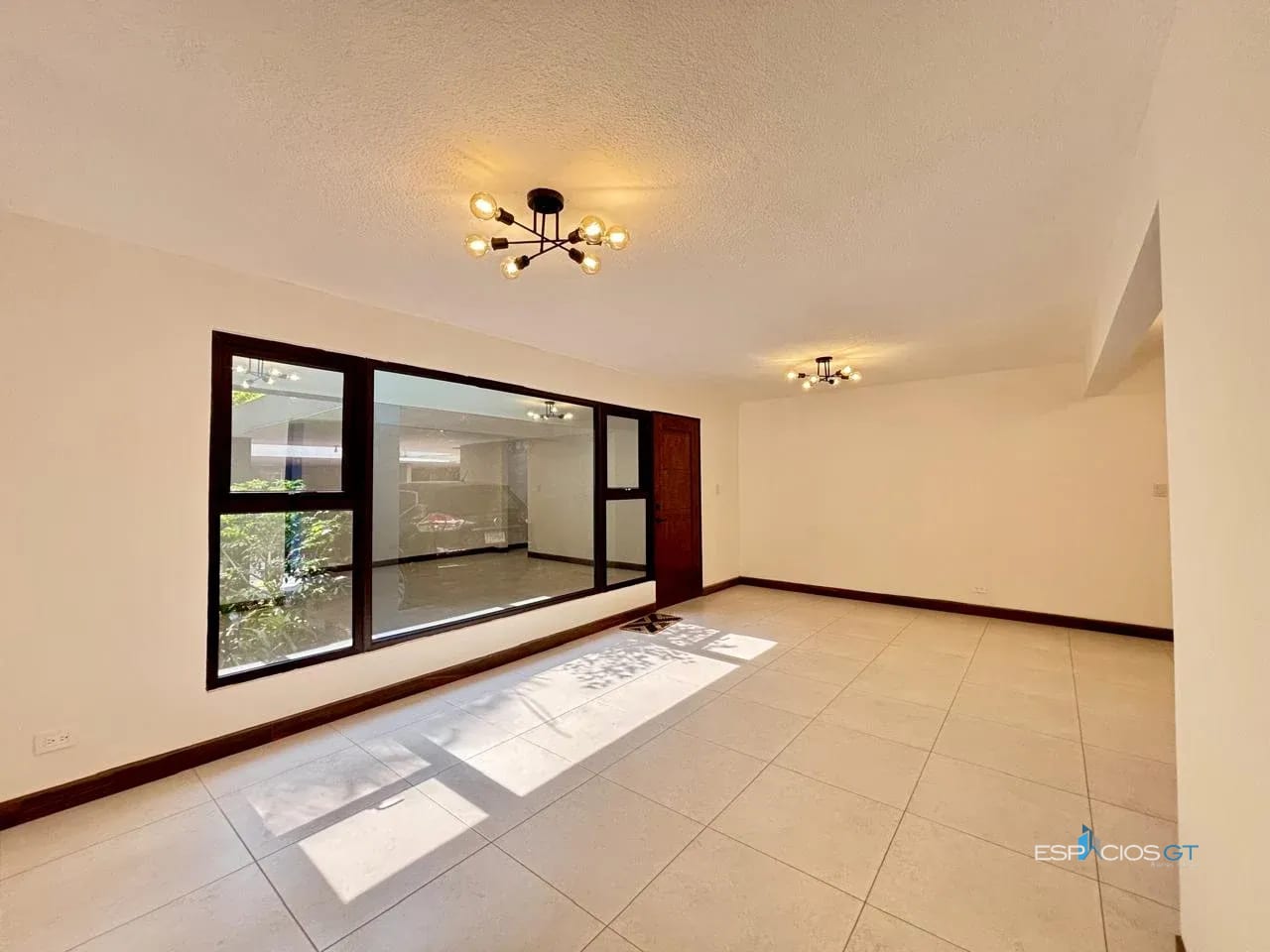 Apartamento en Renta – Primer Nivel Remodelado | Zona 10 📍 Excelente ubicación frente a Oakland Place, Zona 10 — Apartamento en Alquiler en Zona 10, Guatemala, Ciudad — foto 1 de 7