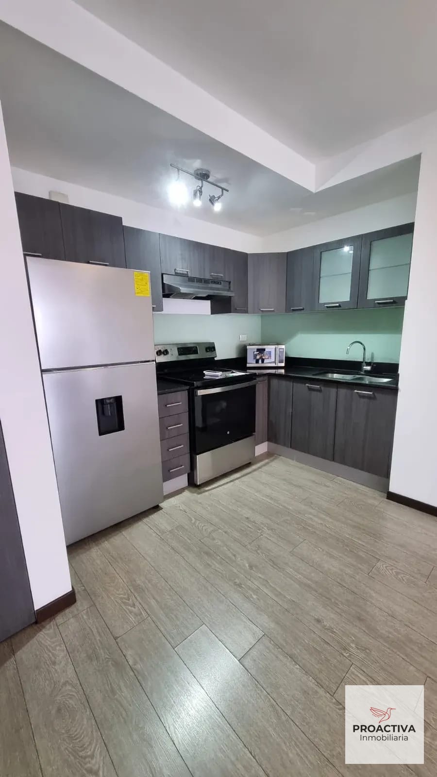 RENTA Apartamento zona 10 excelente ubicación — Apartamento en Alquiler en Zona 10, Guatemala, Ciudad — foto 2 de 9