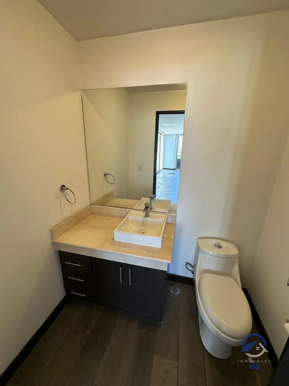 Apartamento en renta en Edificio Verona, zona 10 - 12