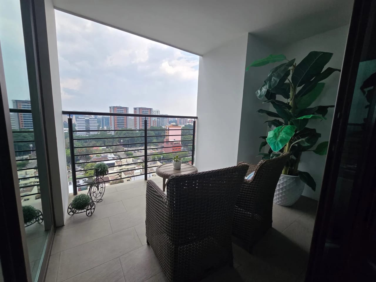 Renta de apartamento amueblado en Edificio Urbana Zona 10 — Apartamento en Alquiler en Urbana, Zona 10, Guatemala, Ciudad — foto 2 de 8