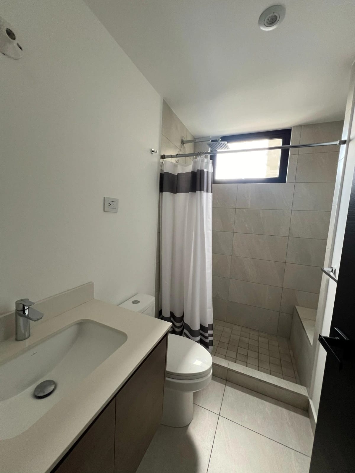 Renta y Venta de Apartamento con Jardín en IQ10 Zona 10 — Apartamento en Alquiler en IQ10, Zona 10, Guatemala, Ciudad — foto 8 de 16