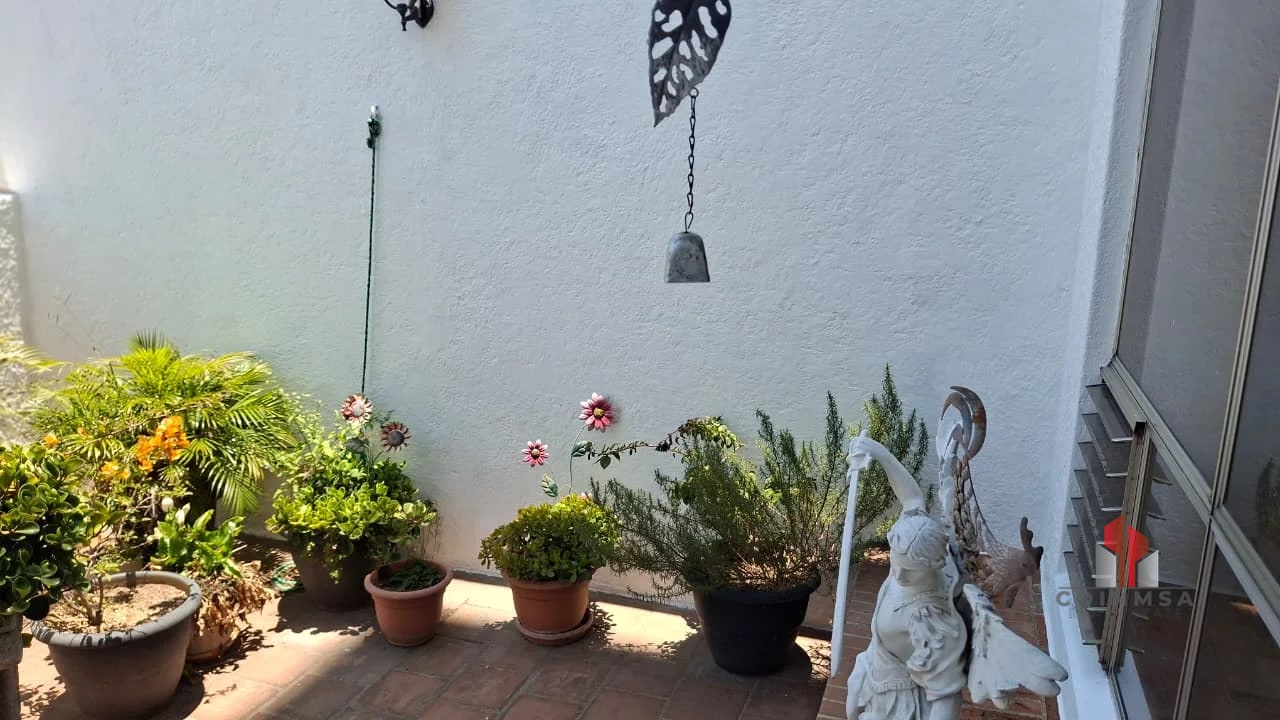 Apartamento semi-amueblado en Renta zona 10 - 4