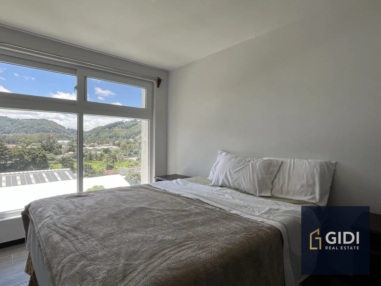 Dormitorio principal — A 15 min. de Antigua, rento apartamento amoblado, 3 dorm. Q5,000 — Apartamento en Alquiler en Santa Lucía Milpas Altas, Sacatepéquez — foto 7 de 17