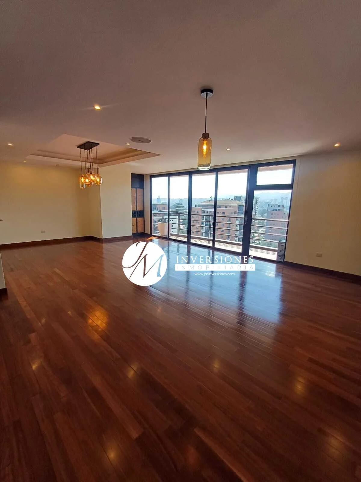 Apartamento en Renta de 2 Dormitorios en zona 10 — Apartamento en Alquiler en Zona 10, Guatemala, Ciudad — foto 1 de 13