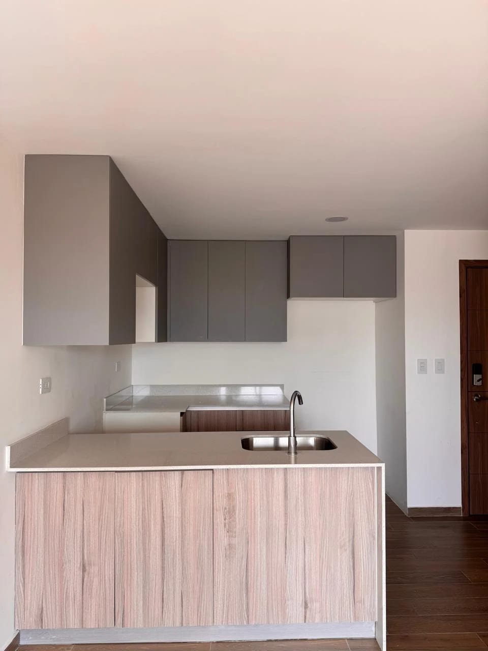 Apartamento Moderno en zona 14 — Apartamento en Alquiler en Parque 14, Zona 14, Guatemala, Ciudad — foto 1 de 17