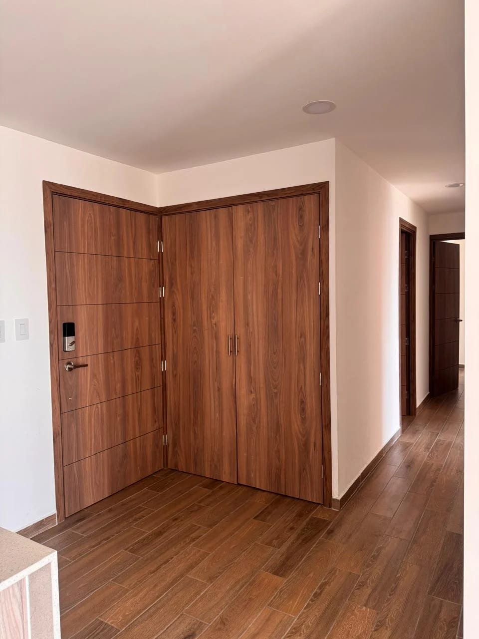 Apartamento Moderno en zona 14 — Apartamento en Alquiler en Parque 14, Zona 14, Guatemala, Ciudad — foto 2 de 17