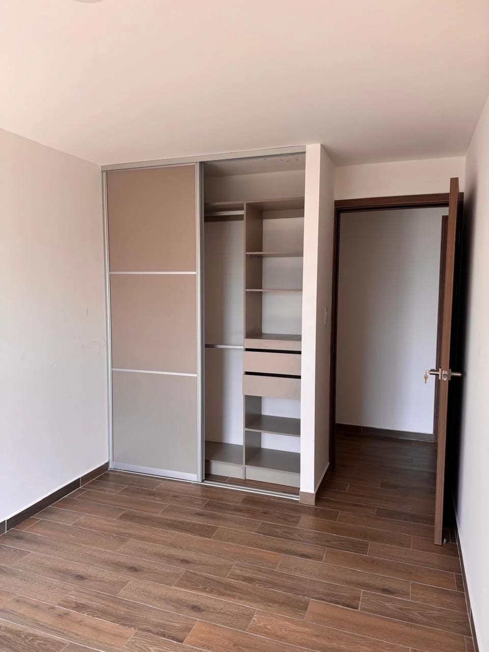 Apartamento Moderno en zona 14 — Apartamento en Alquiler en Parque 14, Zona 14, Guatemala, Ciudad — foto 6 de 17