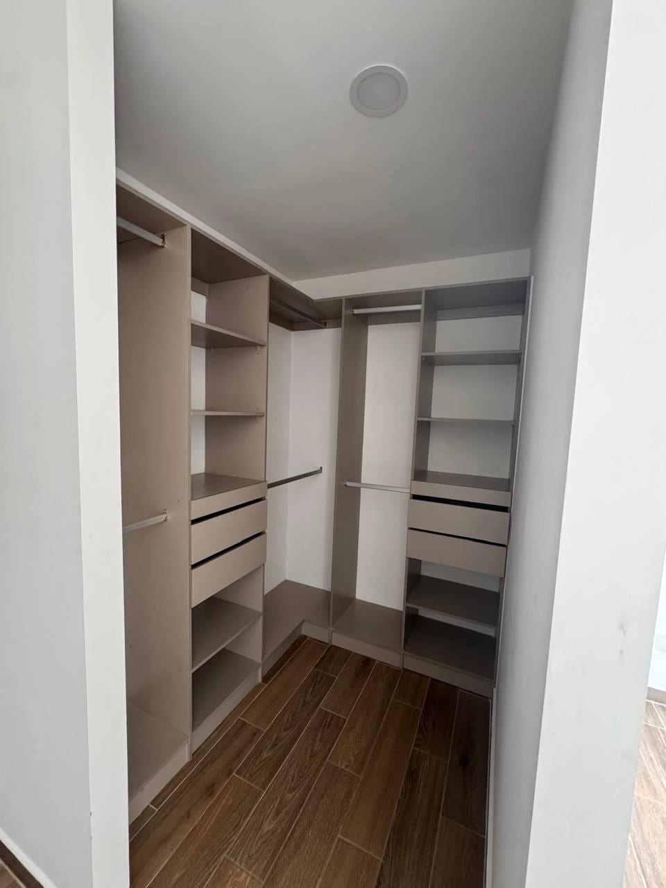 Apartamento Moderno en zona 14 — Apartamento en Alquiler en Parque 14, Zona 14, Guatemala, Ciudad — foto 11 de 17