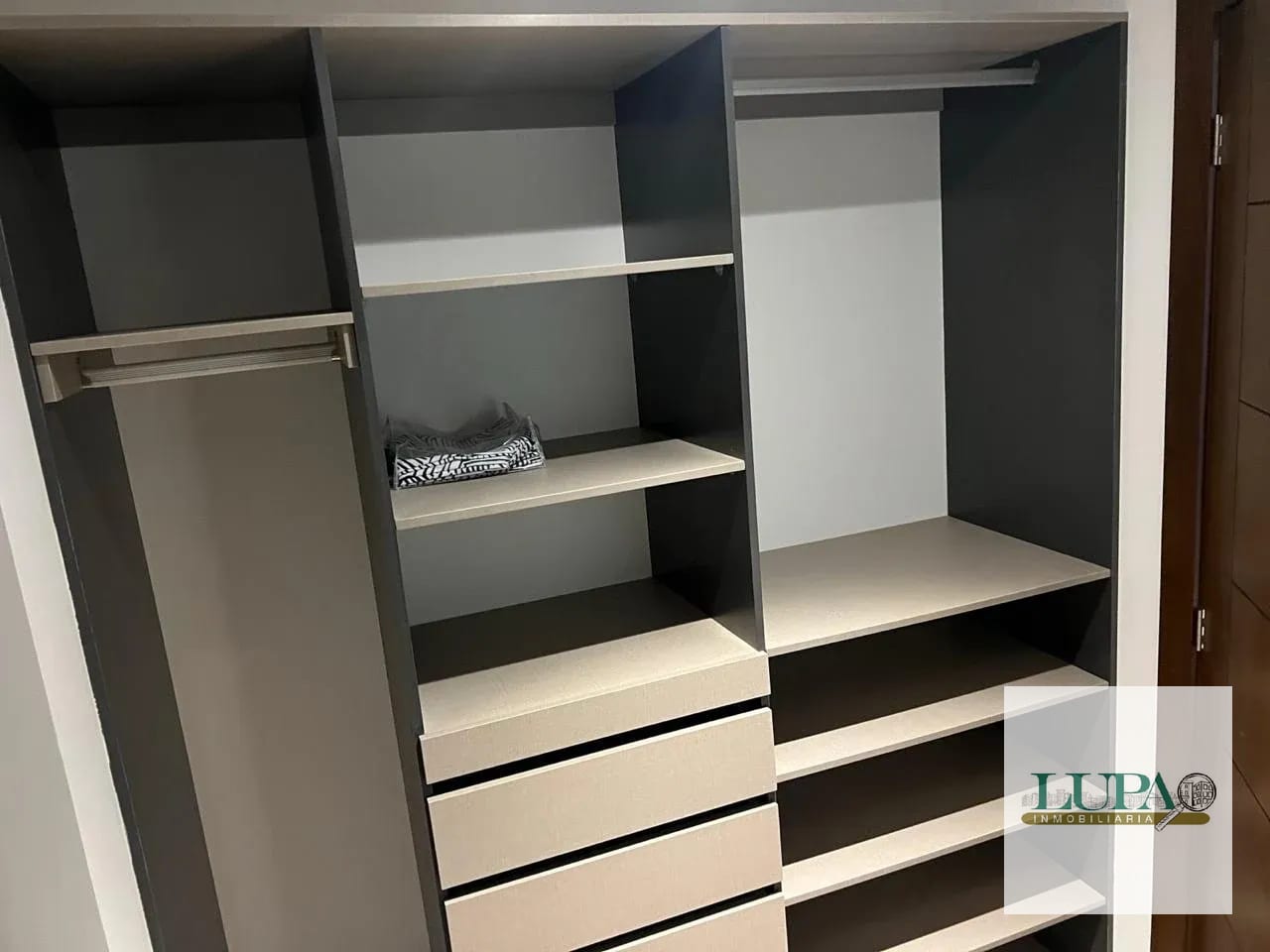 SE RENTA APARTAMENTO AMUEBLADO Y EQUIPADO EN EDIFICIO RESERVA DIEZ ZONA 10 — Apartamento en Alquiler en Reforma 10 (Reforma Business Center), Zona 10, Guatemala, Ciudad — foto 9 de 10