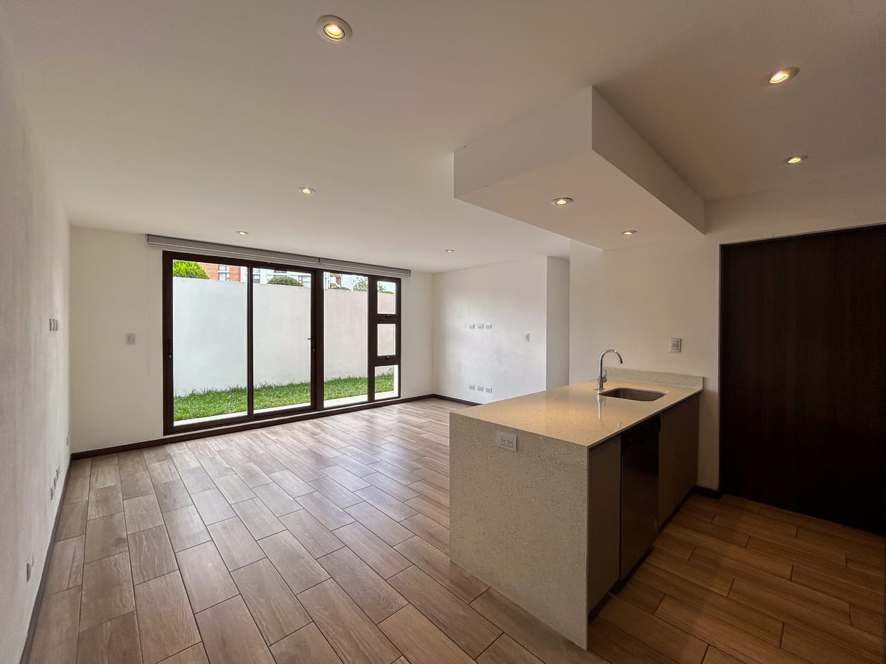 En Venta Apartamento con Jardín San Isidro 2021, Zona 16 — Apartamento en Venta en Zona 16, Guatemala, Ciudad — foto 1 de 12