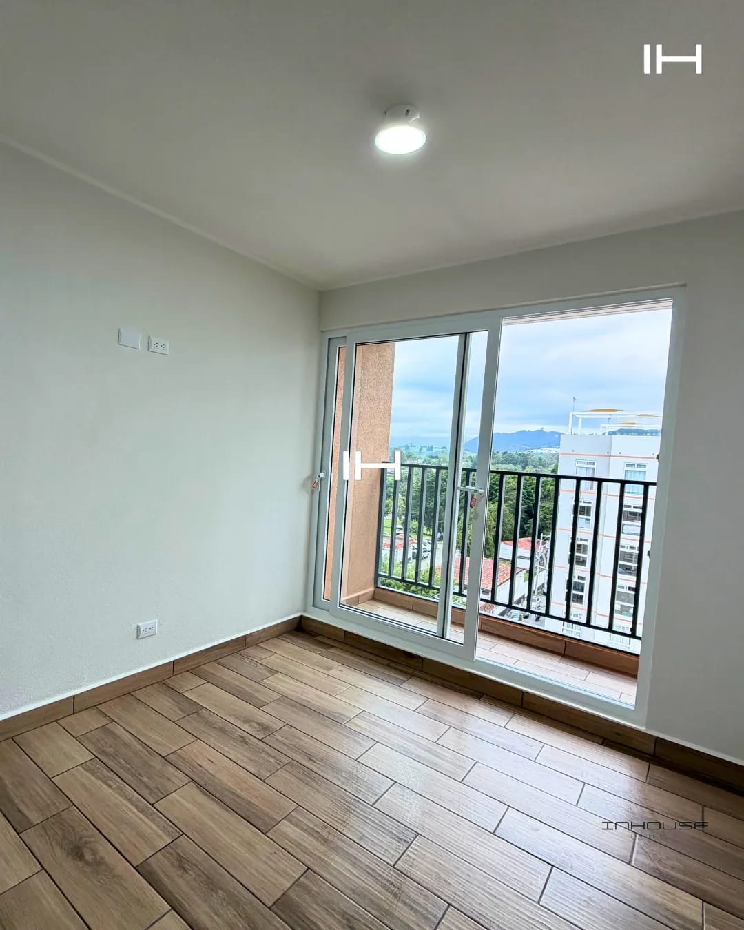 APARTAMENTO EN RENTA EN ZONA 16 CON BALCÓN EN NIVEL ALTO PARA ESTRENAR — Apartamento en Alquiler en Lares 16, Zona 16, Guatemala, Ciudad — foto 4 de 10