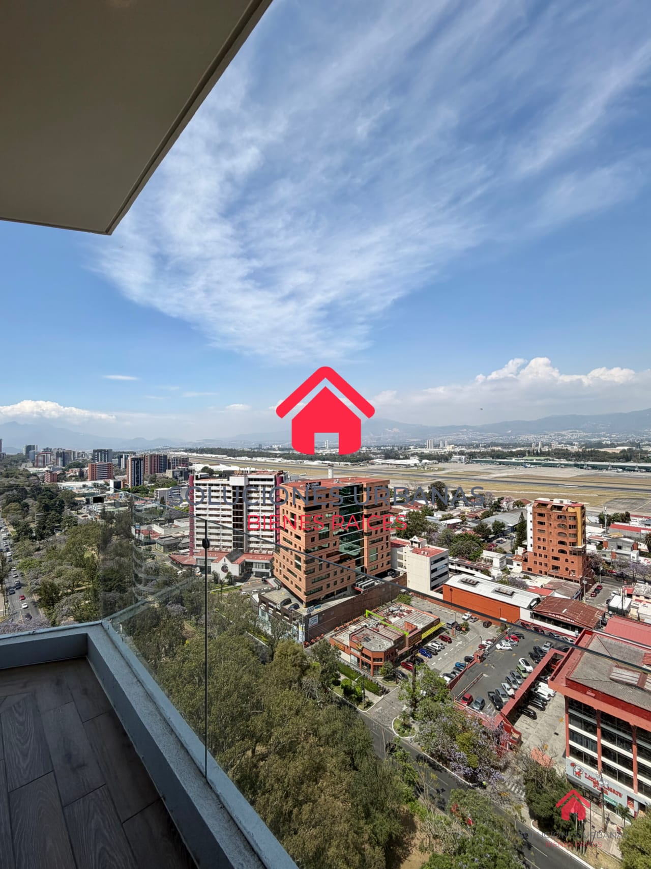 APARTAMENTO CON ESPECTACULAR VISTA Y CUARTO DE SERVICIO ZONA 14 — Apartamento en Alquiler en Parque 14, Zona 14, Guatemala, Ciudad — foto 5 de 9