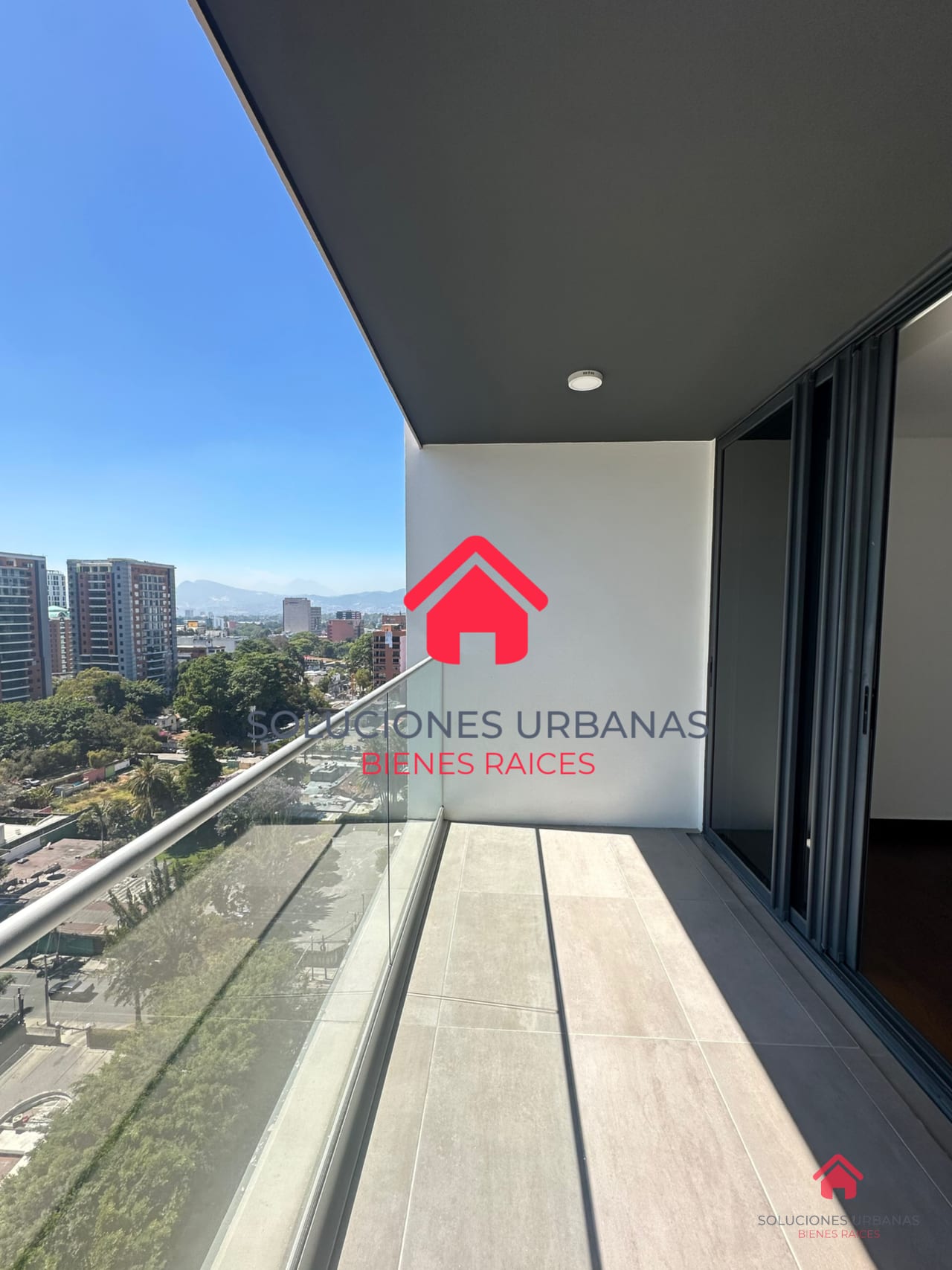 LINDO APARTAMENTO CON SALA FAMILIAR — Apartamento en Alquiler en Vasanta, Zona 10, Guatemala, Ciudad — foto 2 de 8
