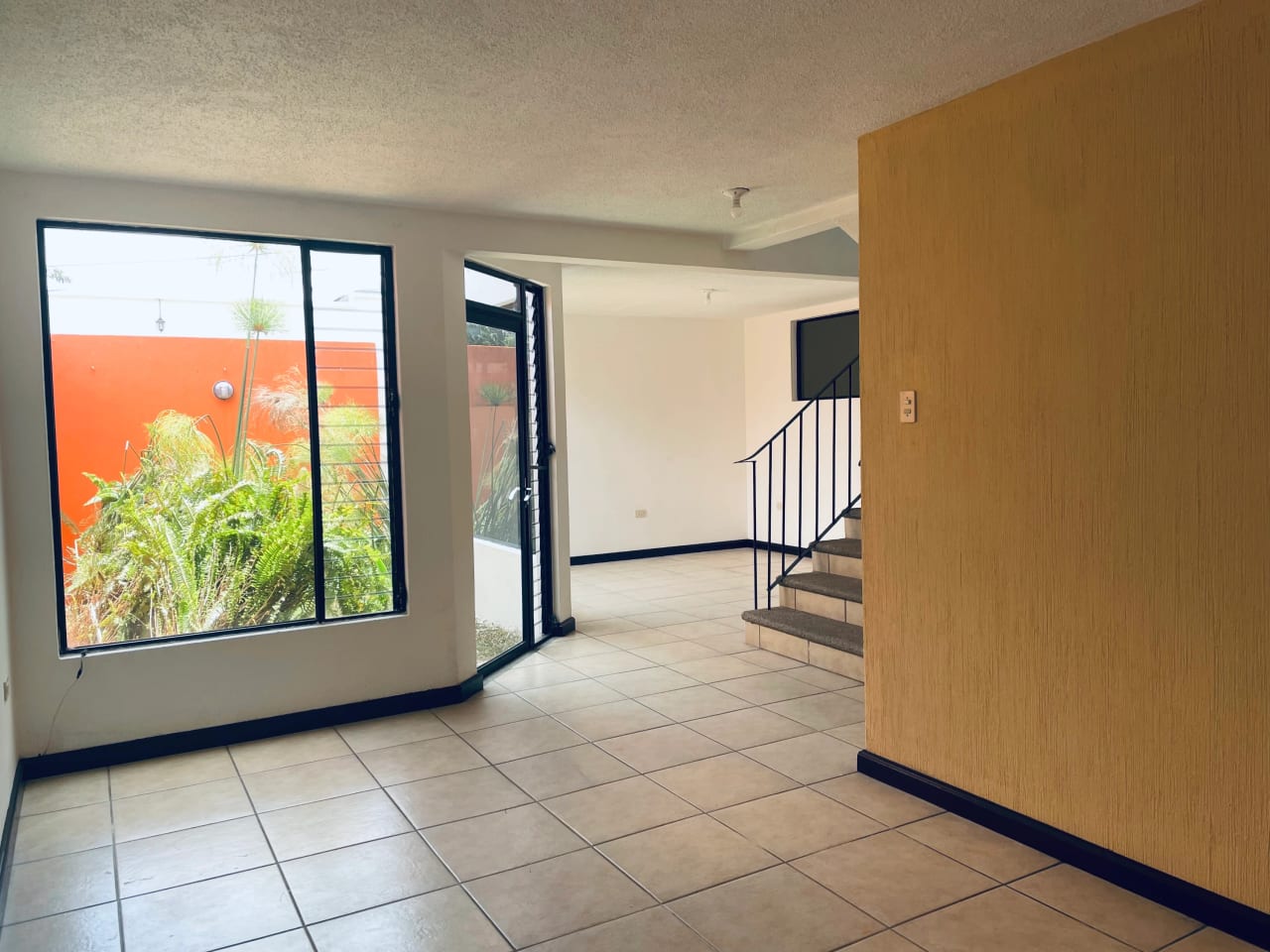 Alquilo Casa en Residencial Los Manantiales, km 19 a San José Pinula — Apartamento en Alquiler en Los Manantiales, Carretera a El Salvador, Guatemala, Ciudad — foto 1 de 16