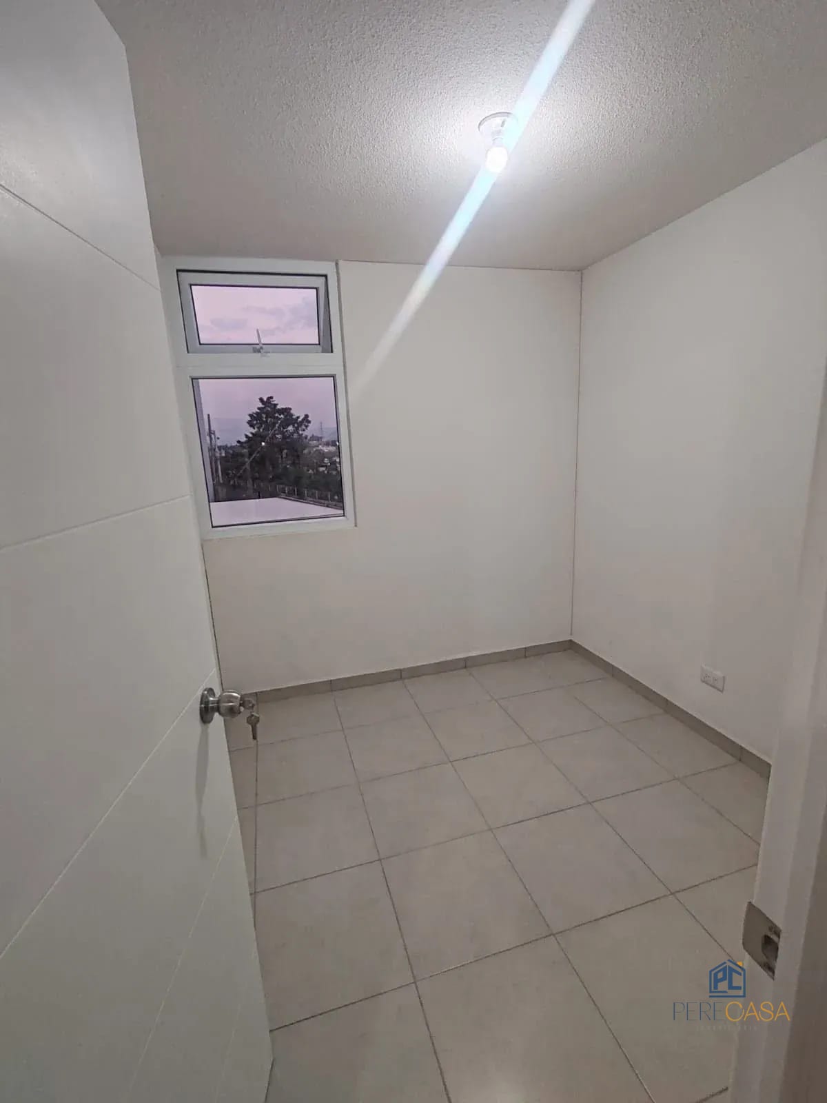 EXCELENTE APARTAMENTO EN VIAS DE SAN RAFAEL ZONA 18 — Apartamento en Alquiler en Zona 18, Guatemala, Ciudad — foto 5 de 9