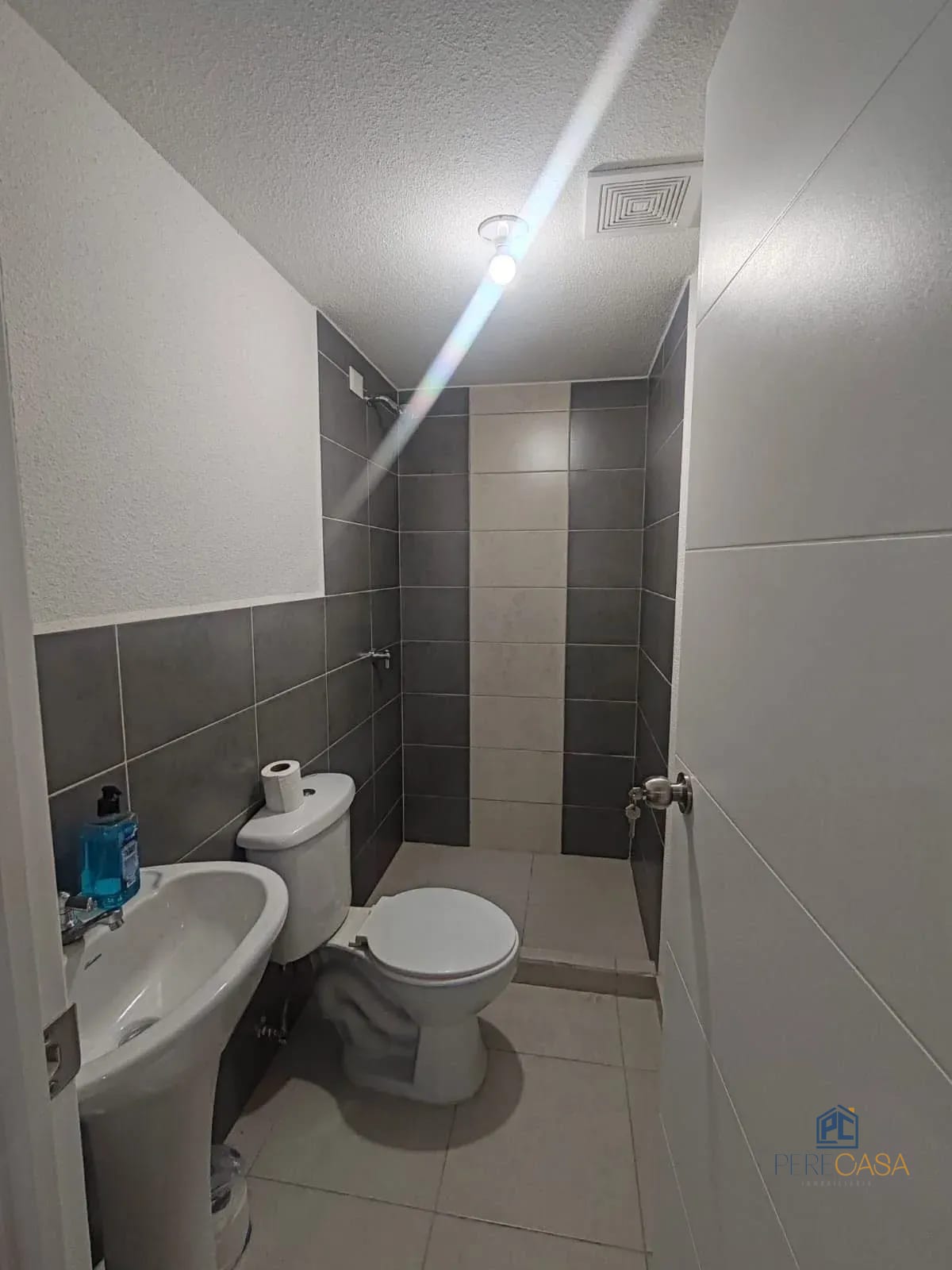 EXCELENTE APARTAMENTO EN VIAS DE SAN RAFAEL ZONA 18 — Apartamento en Alquiler en Zona 18, Guatemala, Ciudad — foto 4 de 9