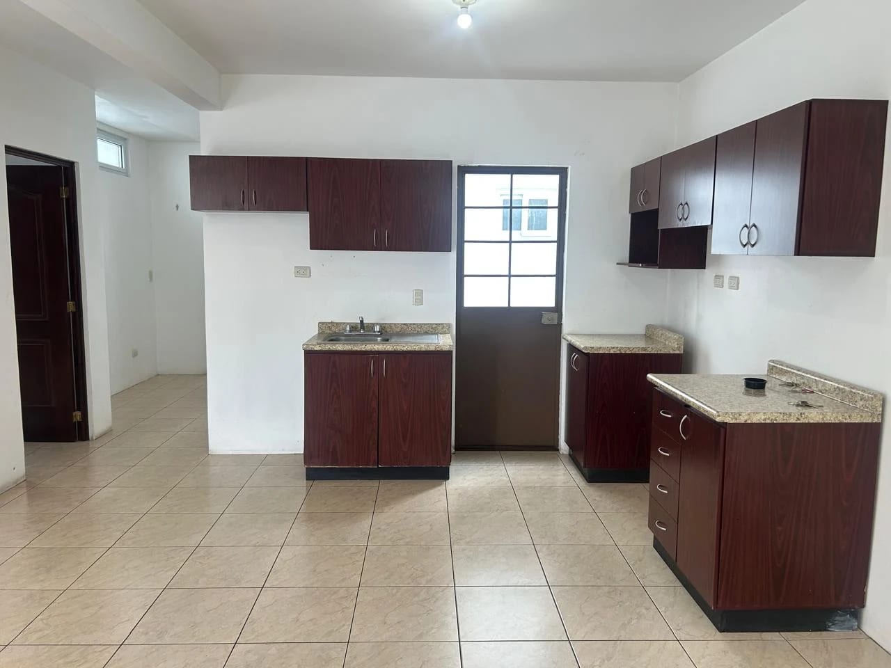 APARTAMENTO EN ALQUILER PRIMER NIVEL HACIENDA REAL — Apartamento en Venta en Hacienda Real, Zona 16, Guatemala, Ciudad — foto 3 de 9