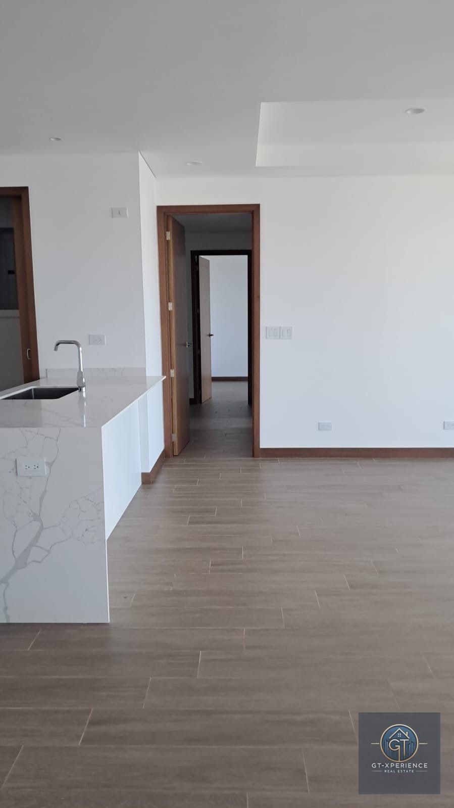 Apartamento en renta en Edificio FERRÉ DIEZ zona 10 — Apartamento en Alquiler en Ferré Diez, Zona 10, Guatemala, Ciudad — foto 1 de 11