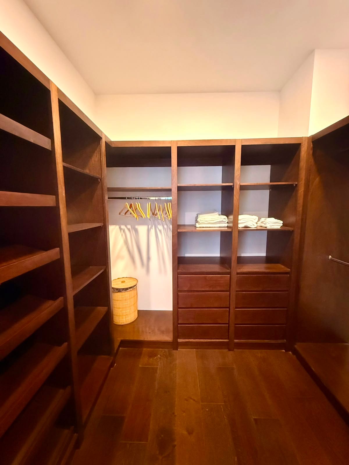 PENTHOUSE AMUEBLADO DE LUJO RENTA ZONA 14 — Apartamento en Alquiler en Zona 14, Guatemala, Ciudad — foto 8 de 17