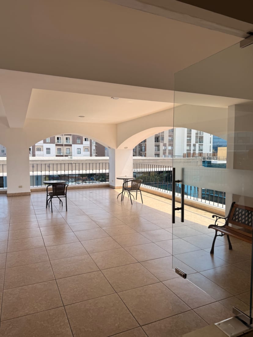 APARTAMENTO EN EXCELENTE UBICACIÓN RENTA ZONA 10 — Apartamento en Alquiler en Zona 10, Guatemala, Ciudad — foto 5 de 6