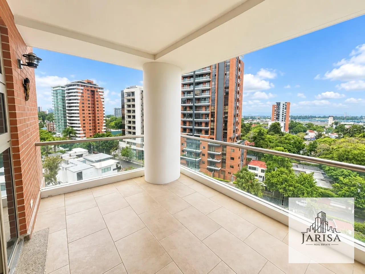 Amplio Apartamento en Renta Zona 14 — Apartamento en Alquiler en Zona 14, Guatemala, Ciudad — foto 3 de 10