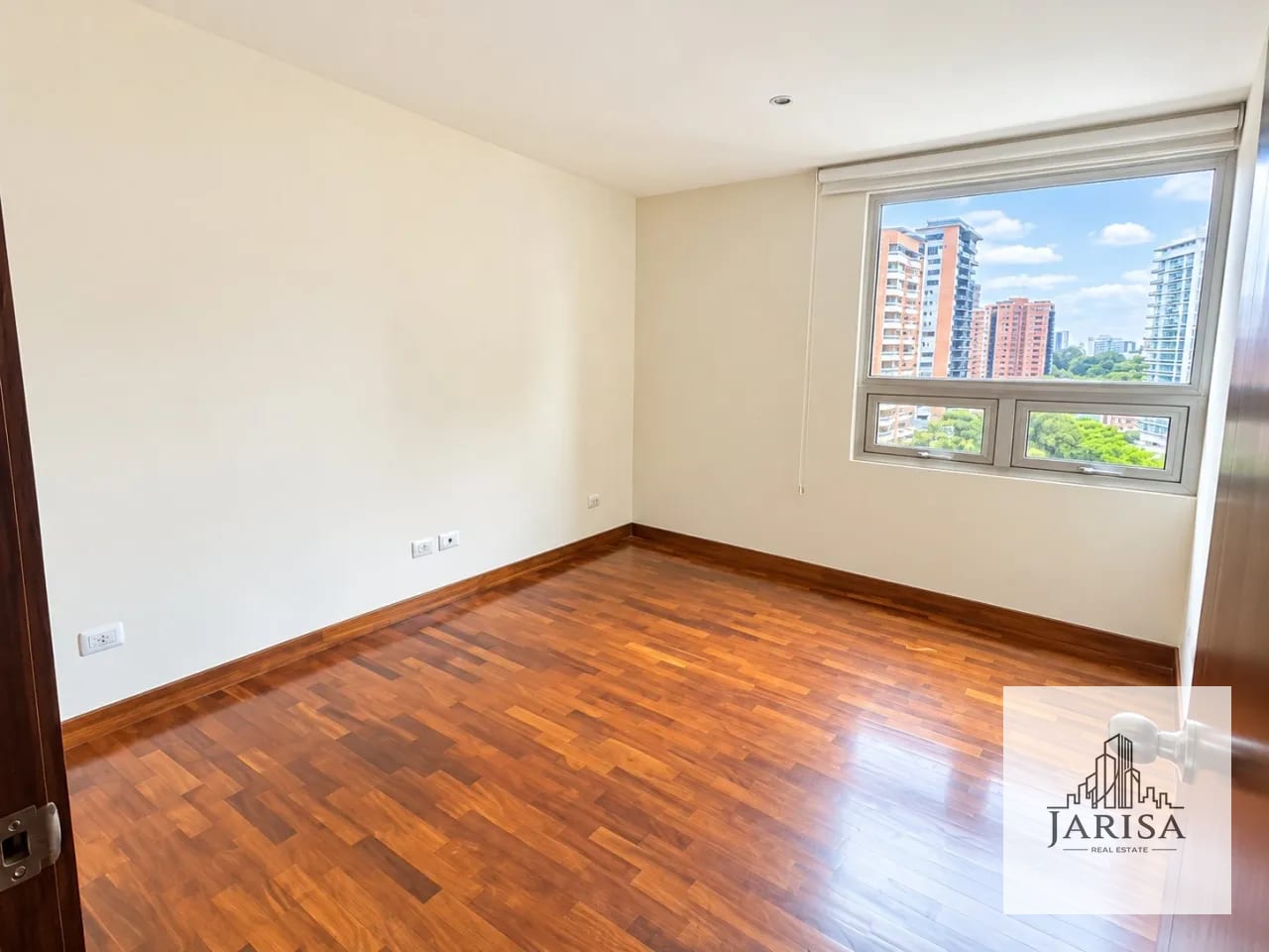 Amplio Apartamento en Renta Zona 14 — Apartamento en Alquiler en Zona 14, Guatemala, Ciudad — foto 2 de 10