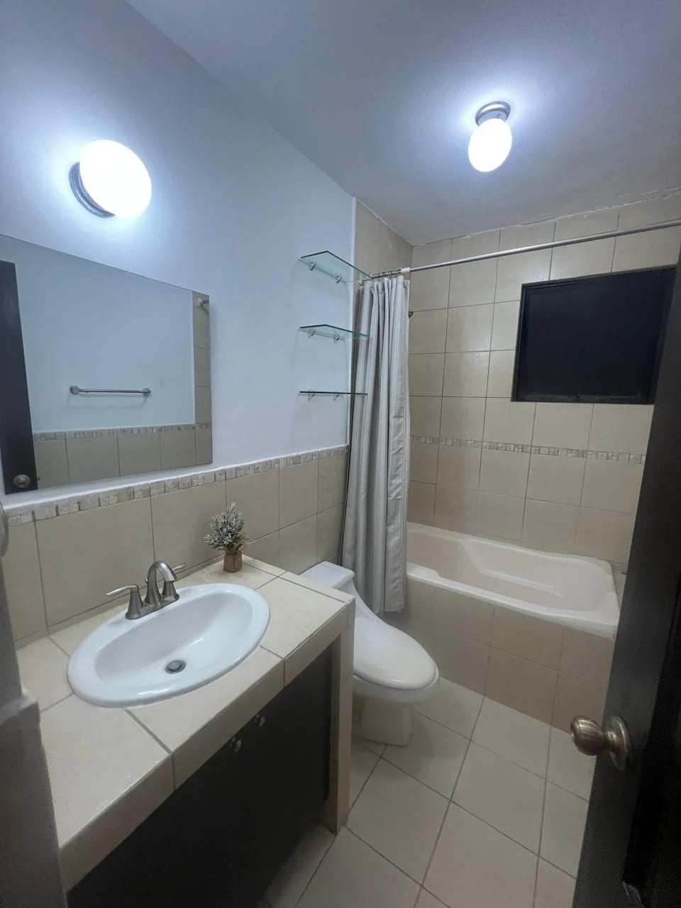 Lindo Apto Rodeado Vegetación KM 17 Carr a Rl Salvador Cerca Sporta — Apartamento en Alquiler en Villa Tiepolo, Carretera a El Salvador, Guatemala, Ciudad — foto 7 de 8