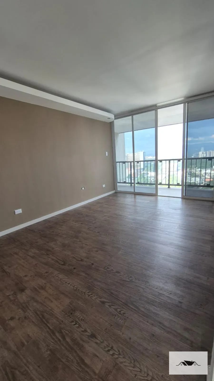 En Venta o Renta Amplio Apartamento Remodelado Zona 10 — Apartamento en Venta en Ciudad Vieja, Zona 10, Guatemala, Ciudad — foto 5 de 14