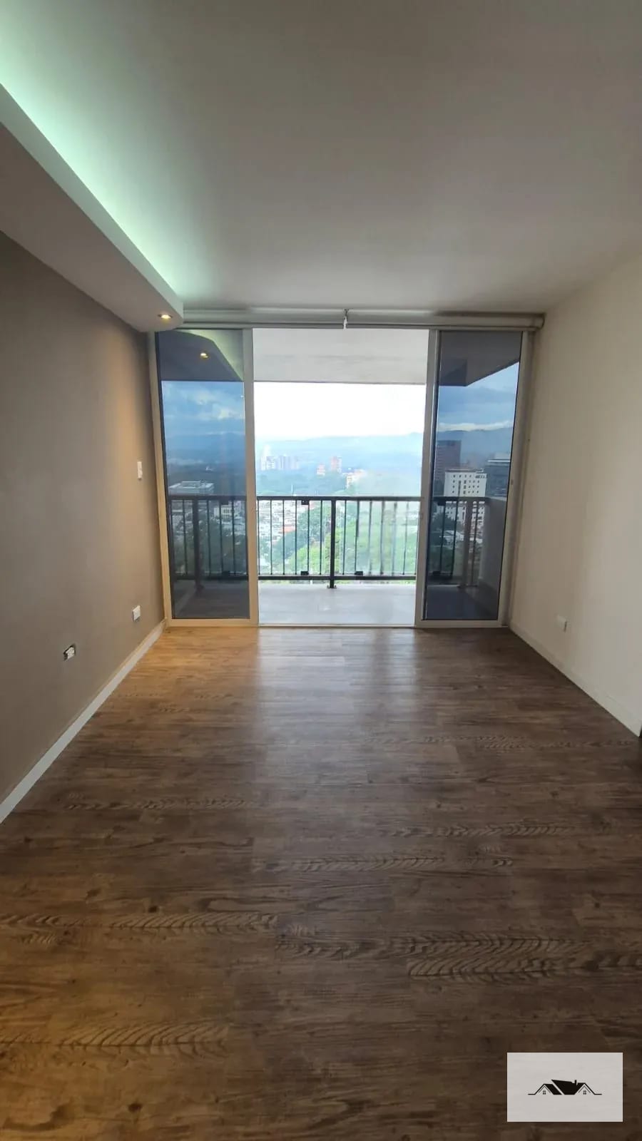 En Renta o Venta Amplio Apartamento Remodelado Zona 10 — Apartamento en Alquiler en Ciudad Vieja, Zona 10, Guatemala, Ciudad — foto 9 de 16