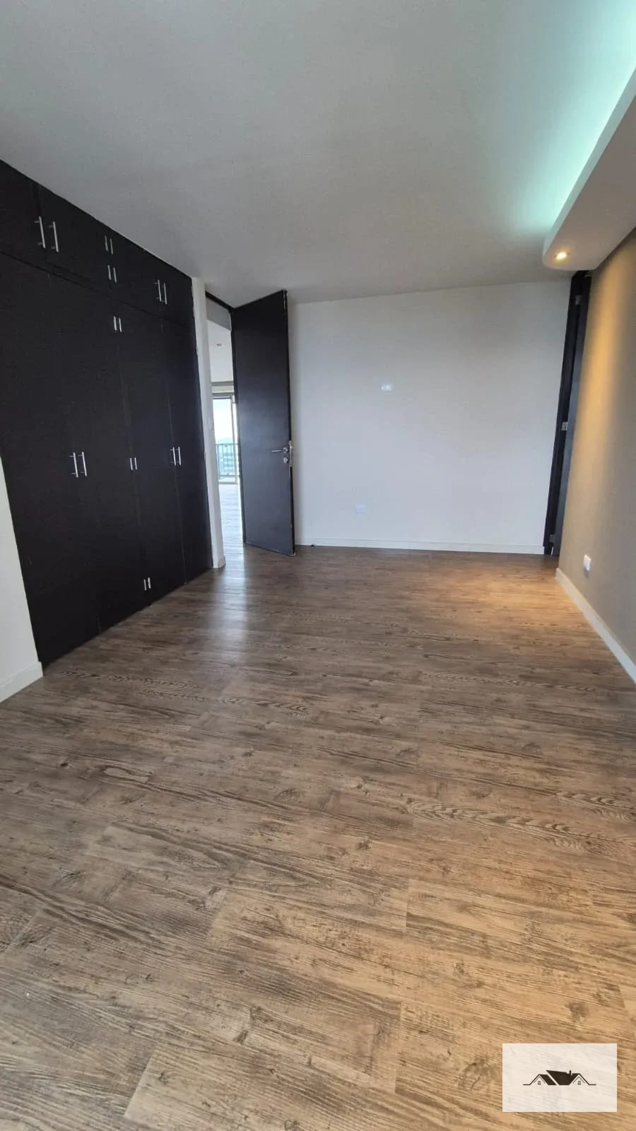 En Renta o Venta Amplio Apartamento Remodelado Zona 10 — Apartamento en Alquiler en Ciudad Vieja, Zona 10, Guatemala, Ciudad — foto 10 de 16