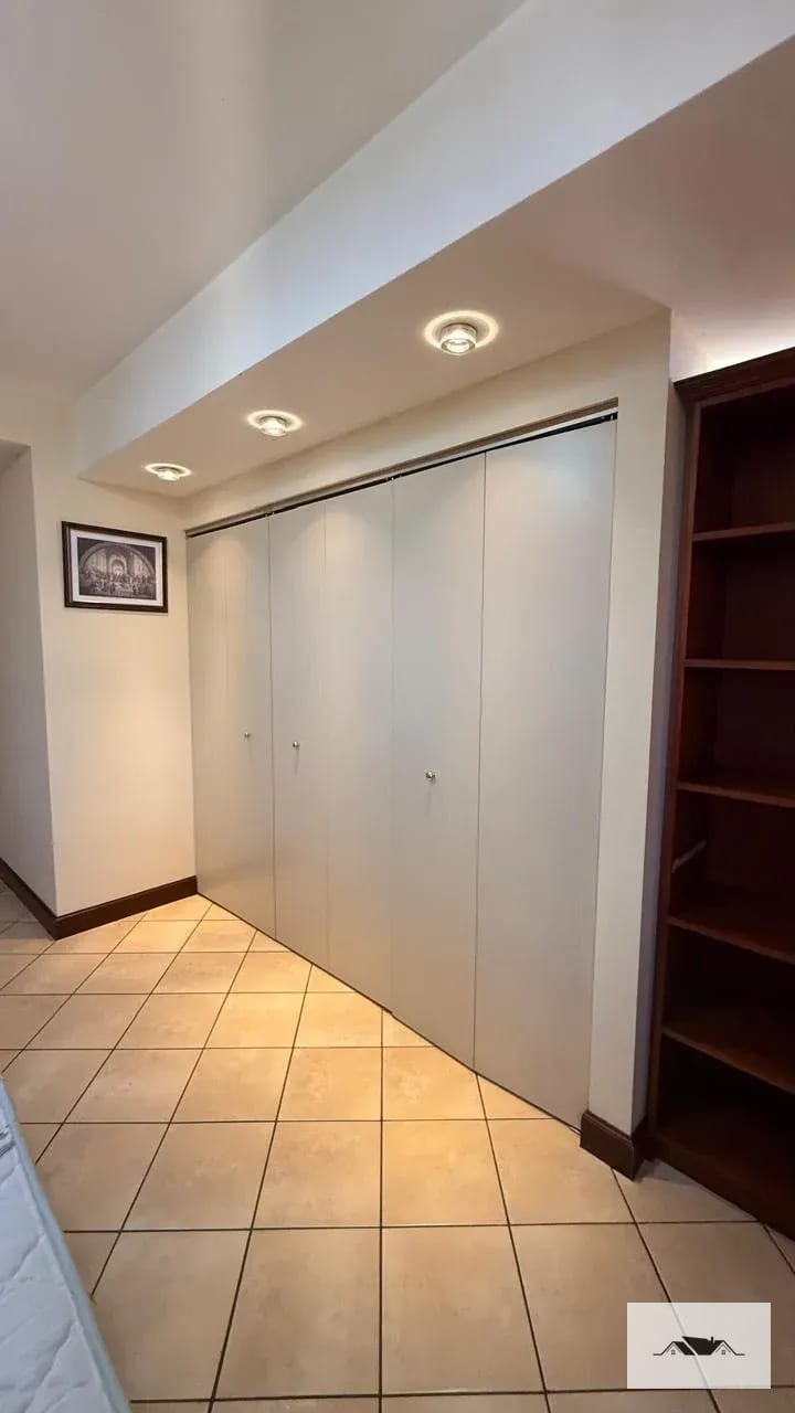 En Renta Apartamento Zona 10 en Edificio Milenia Colonia Oakland — Apartamento en Alquiler en Zona 10, Guatemala, Ciudad — foto 15 de 17