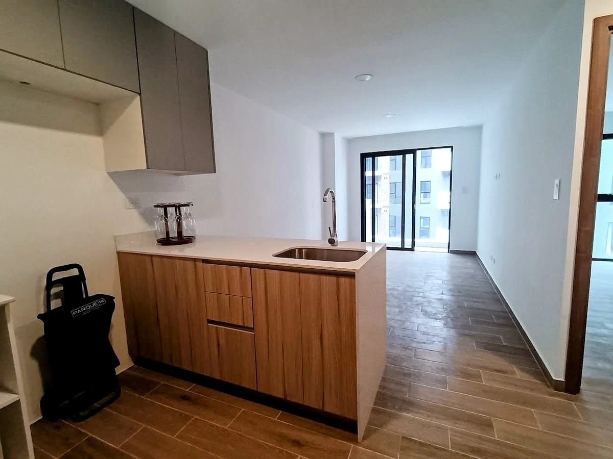 Apartamento en renta en Parque 14, zona 14, con balcón y vista a Plaza — Apartamento en Alquiler en Parque 14, Zona 14, Guatemala, Ciudad — foto 2 de 17