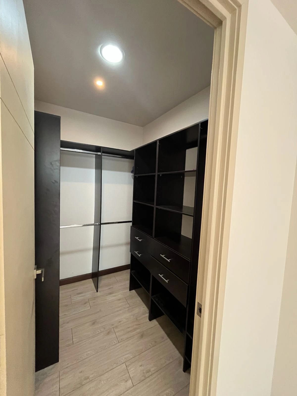 AMPLIO APARTAMENTO EN RENTA ZONA 10, EDIFICIO VEINTI4 — Apartamento en Alquiler en Veinti4, Zona 10, Guatemala, Ciudad — foto 3 de 16