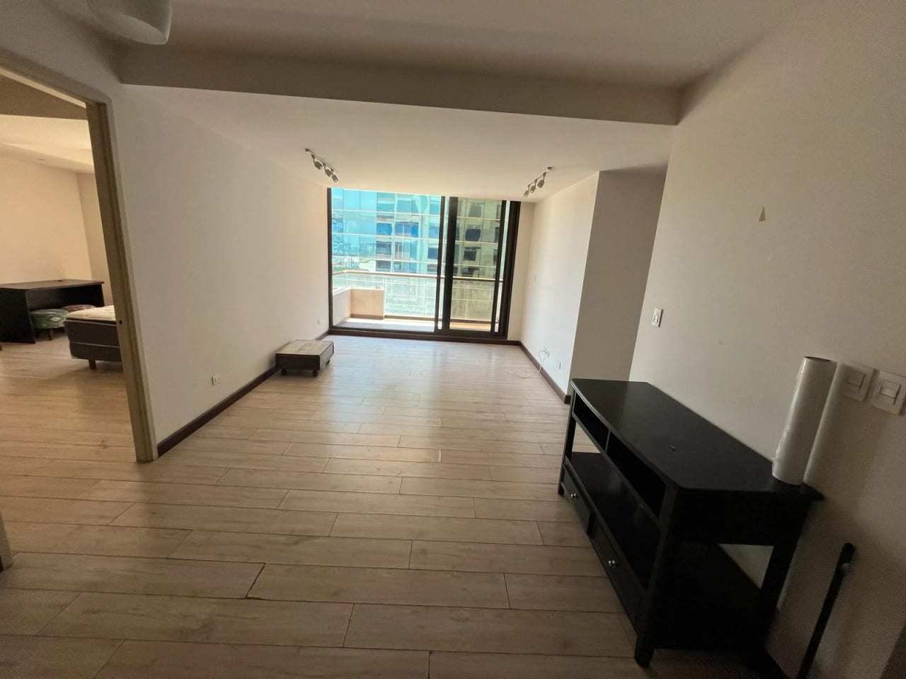 AMPLIO APARTAMENTO EN RENTA ZONA 10, EDIFICIO VEINTI4 — Apartamento en Alquiler en Veinti4, Zona 10, Guatemala, Ciudad — foto 1 de 16