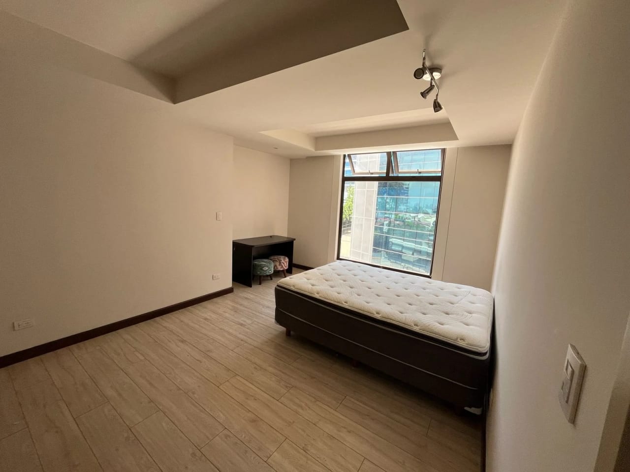 AMPLIO APARTAMENTO EN RENTA ZONA 10, EDIFICIO VEINTI4 — Apartamento en Alquiler en Veinti4, Zona 10, Guatemala, Ciudad — foto 4 de 16