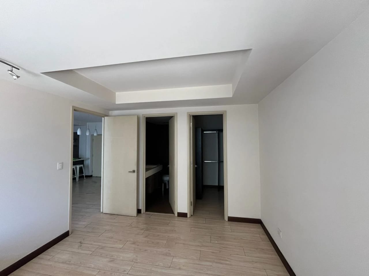 AMPLIO APARTAMENTO EN RENTA ZONA 10, EDIFICIO VEINTI4 — Apartamento en Alquiler en Veinti4, Zona 10, Guatemala, Ciudad — foto 5 de 16