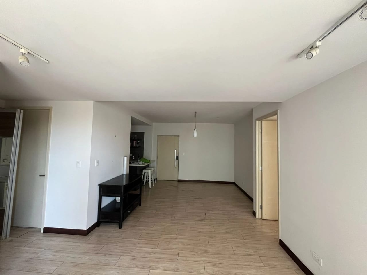 AMPLIO APARTAMENTO EN RENTA ZONA 10, EDIFICIO VEINTI4 — Apartamento en Alquiler en Veinti4, Zona 10, Guatemala, Ciudad — foto 8 de 16