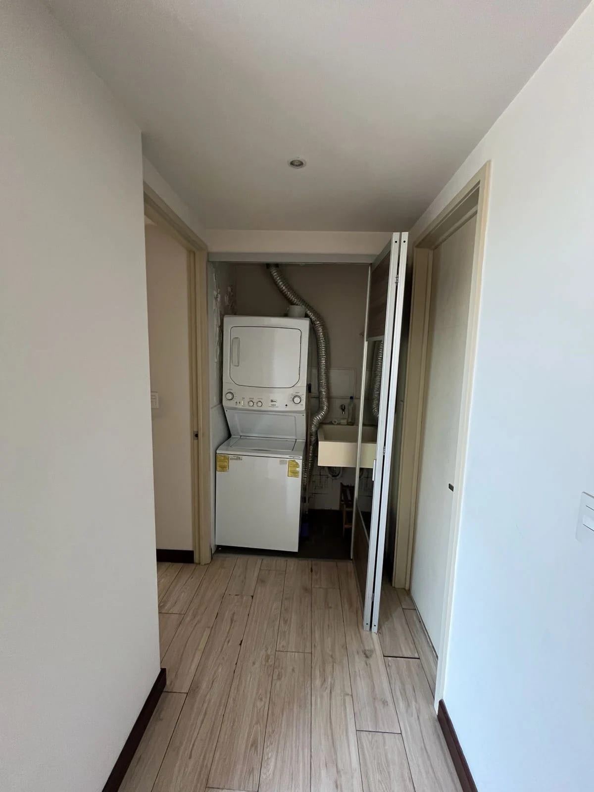 AMPLIO APARTAMENTO EN RENTA ZONA 10, EDIFICIO VEINTI4 — Apartamento en Alquiler en Veinti4, Zona 10, Guatemala, Ciudad — foto 9 de 16