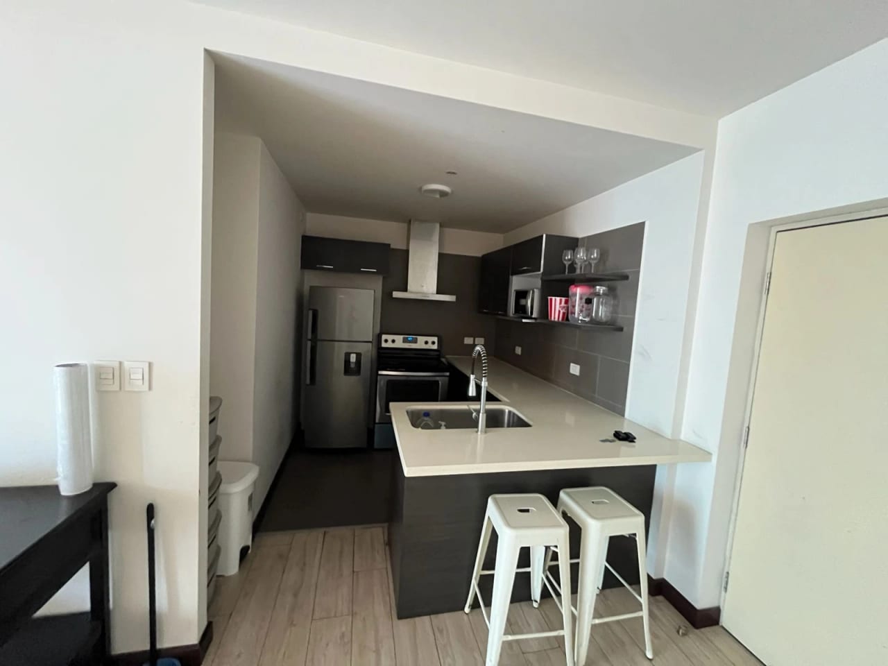 AMPLIO APARTAMENTO EN RENTA ZONA 10, EDIFICIO VEINTI4 — Apartamento en Alquiler en Veinti4, Zona 10, Guatemala, Ciudad — foto 14 de 16