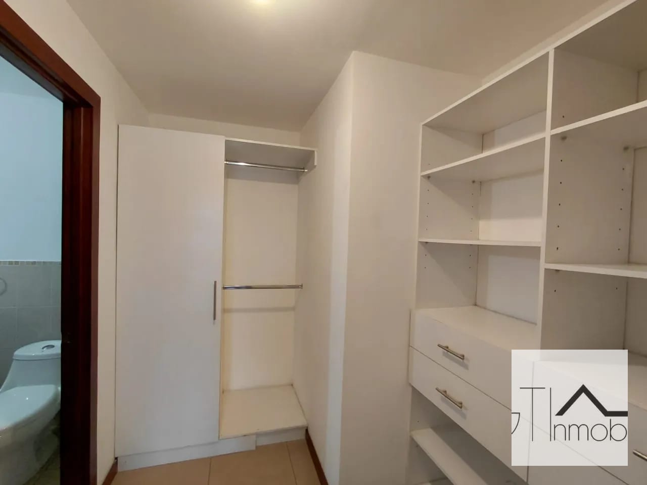 Amplio apartamento en venta, área de hospitales — Apartamento en Venta en Ciudad Vieja, Zona 10, Guatemala, Ciudad — foto 9 de 17