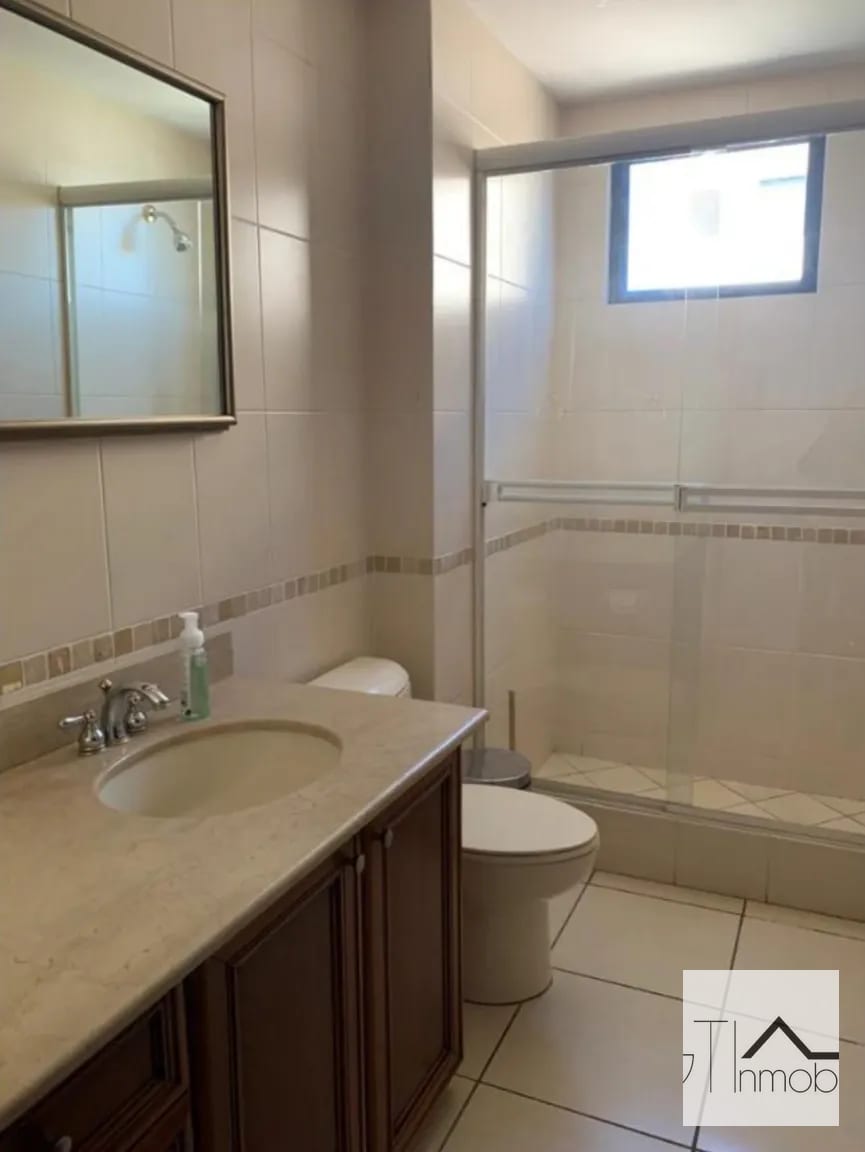 Apartamento en renta zona 10 nivel 12 — Apartamento en Alquiler en Altos de Santa Clara, Zona 10, Guatemala, Ciudad — foto 10 de 17