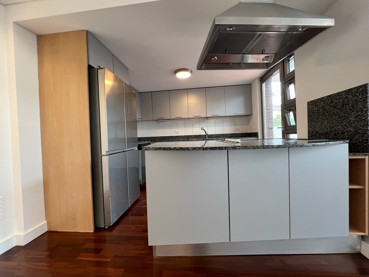 Alquiler de amplio apartamento tipo loft en Oakland Zona 10 — Apartamento en Alquiler en Oakland I, Zona 10, Guatemala, Ciudad — foto 4 de 13