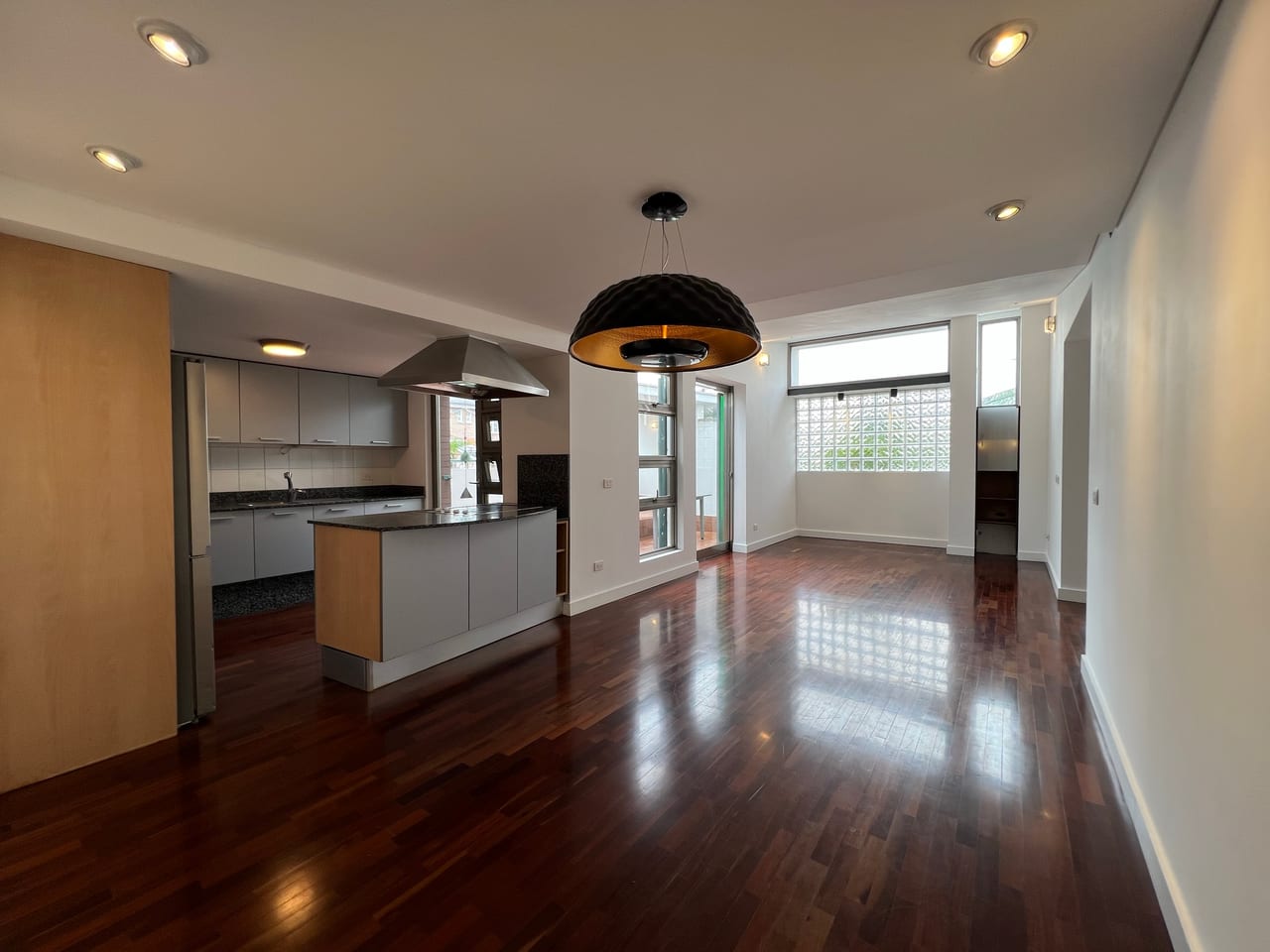 Alquiler de amplio apartamento tipo loft en Oakland Zona 10 — Apartamento en Alquiler en Oakland I, Zona 10, Guatemala, Ciudad — foto 7 de 13