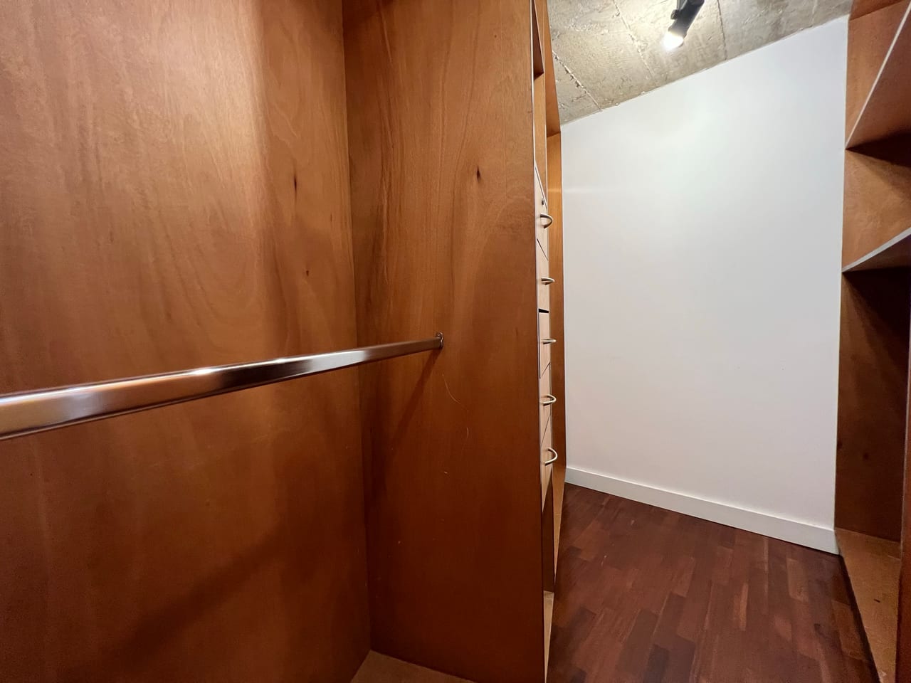 Alquiler de amplio apartamento tipo loft en Oakland Zona 10 — Apartamento en Alquiler en Oakland I, Zona 10, Guatemala, Ciudad — foto 8 de 13