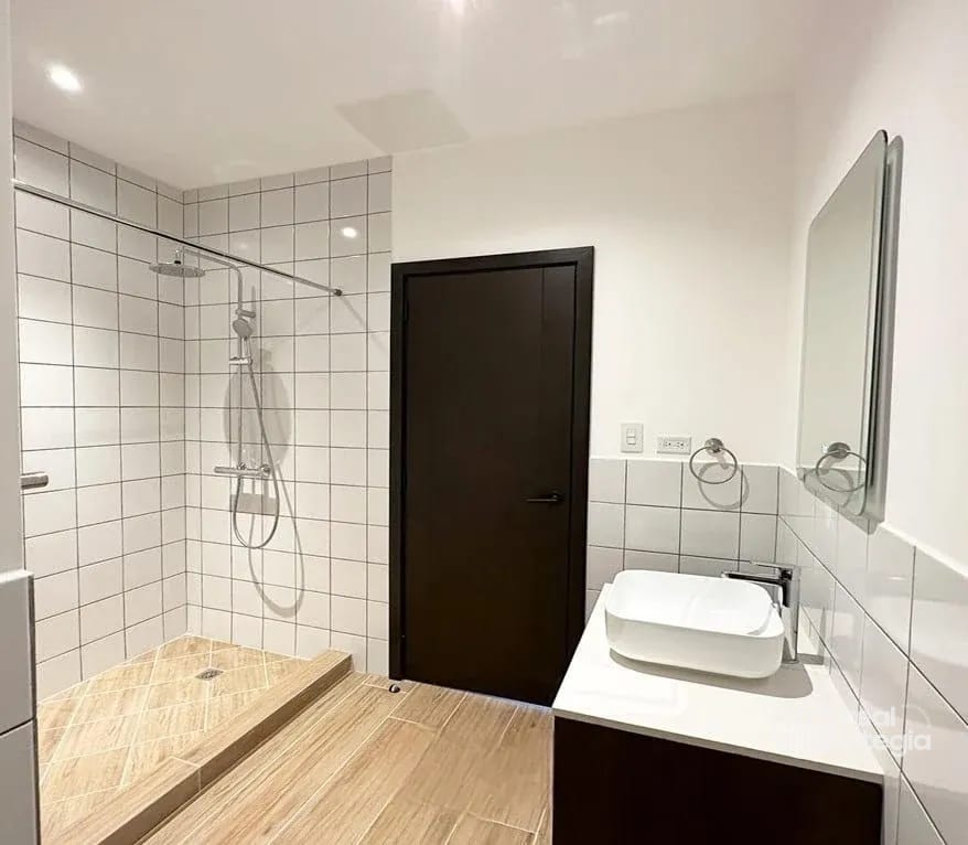 APARTAMENTO EN LIRIOS DE CAYALÁ ZONA 16 — Apartamento en Alquiler en Zona 16, Guatemala, Ciudad — foto 2 de 4